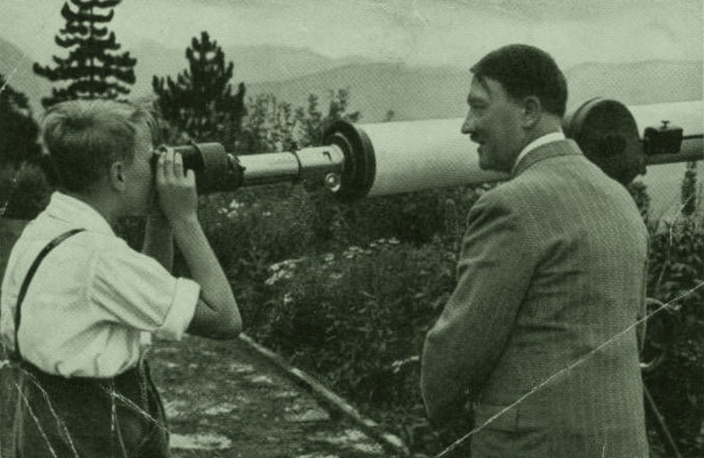 Postkarte?: Hitler mit Junge am Teleskop