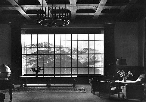 Das berühmte versenkbare Fenster im Berghof mit Ausblick auf den Untersberg - alte Farb Aufnahme - [aus einem Deck mit 20 alten Fotos benannt "Kehlstein und Obersalzberg vor 1945"]